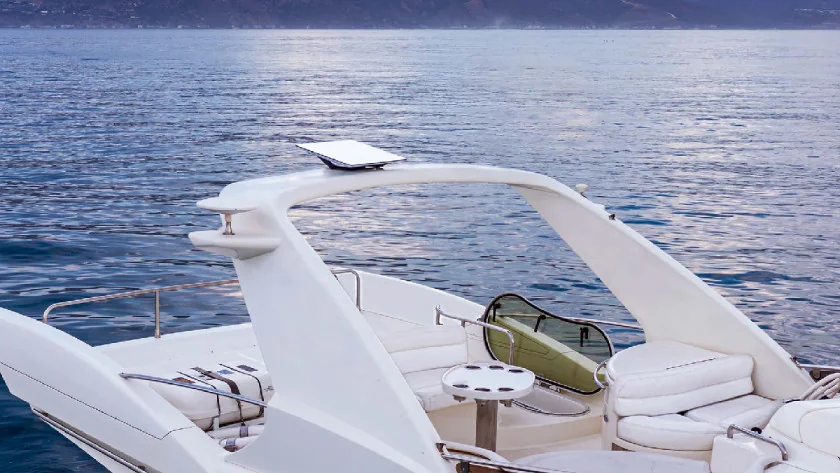 Terminal Starlink installé sur un bateau pour la connectivité maritime